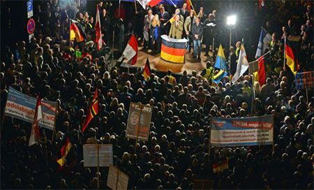 Miles de manifestantes reclaman la dimisión de Merkel